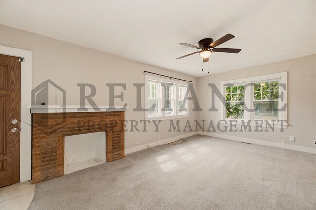 Building Photo - 703 S Grove Dr