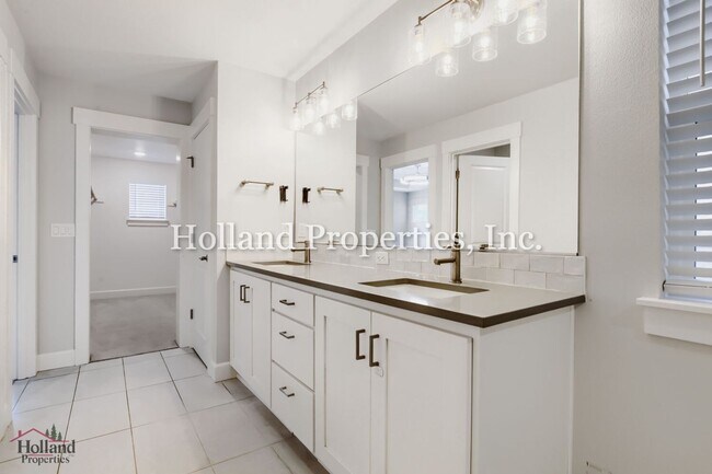 Building Photo - 3933 SE 83rd Ave