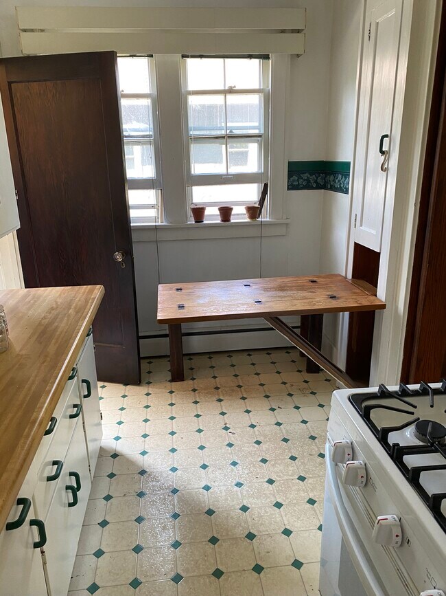 Building Photo - 1343 6th St S