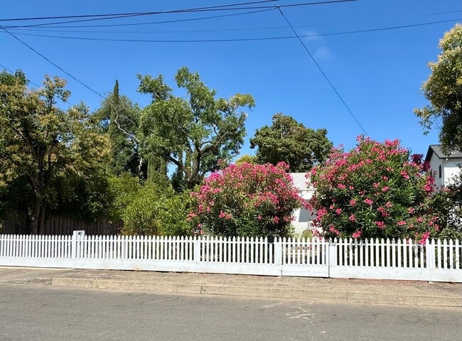 Building Photo - Available For 4+ Months!* Rare Find Furnished Saint Helena Gem, “Upper Tainter” 2 Bedrooms, 2 Bat...