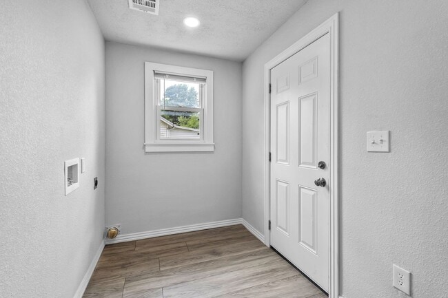 Building Photo - 3 Bed, 2 Bath Home Available in Gentry!
