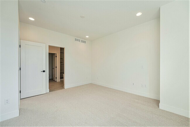 Building Photo - 2663 Nicholas Wy