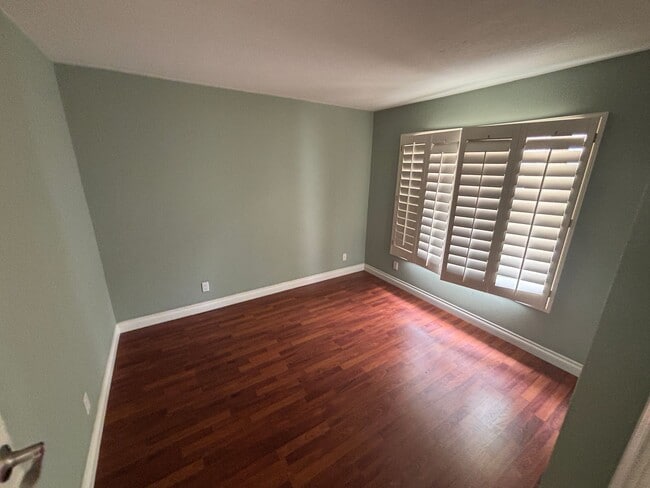 Building Photo - Beautiful 3 bed 2.5 bath townhouse in Spanish Trails!