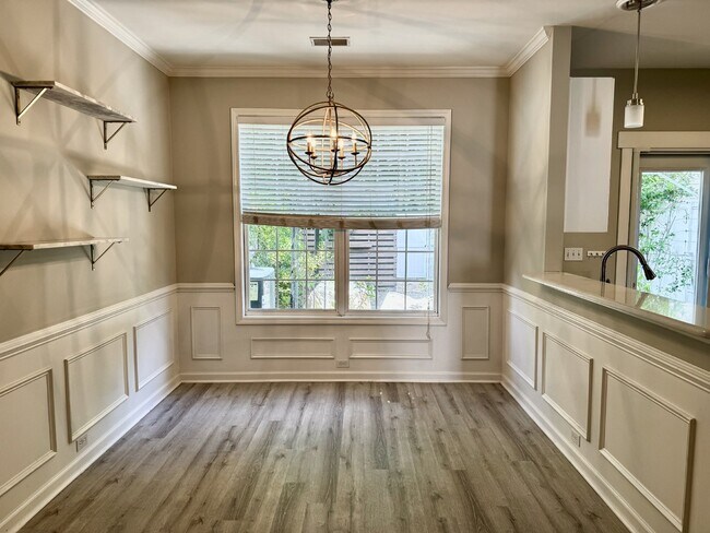 Building Photo - Spacious Townhome with a Private Courtyard in Westbury Park!