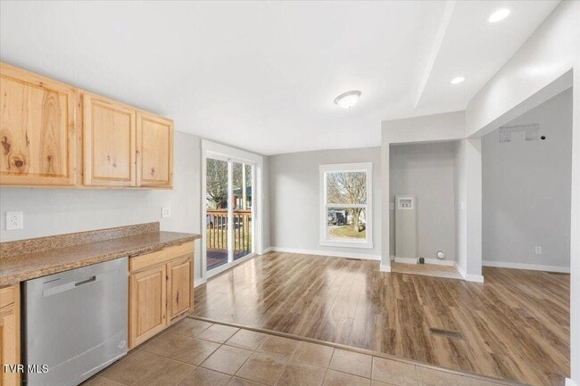 Building Photo - 411 S Hill St