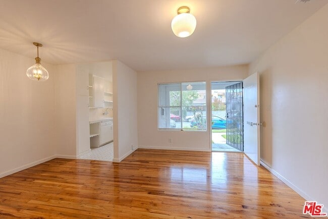 Building Photo - 302 N Maple St