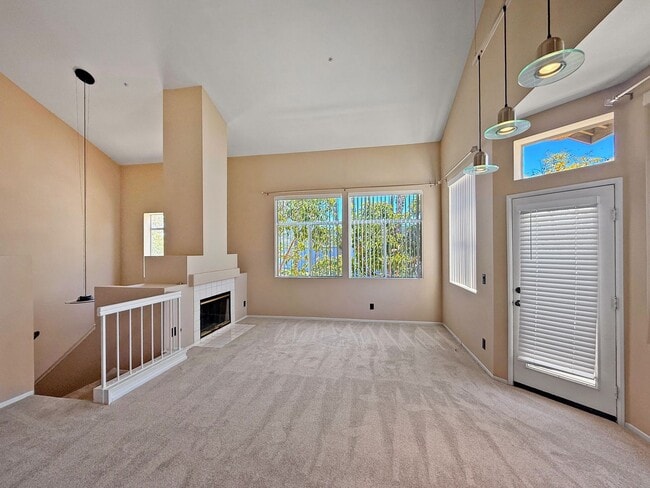 Building Photo - 2-Bedroom Townhome with Loft in Prime El C...