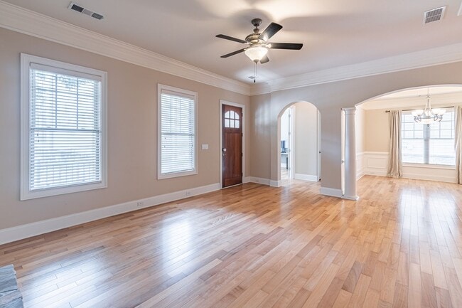 Building Photo - Stunning 4-bedroom, 3.5-bathroom home loca...