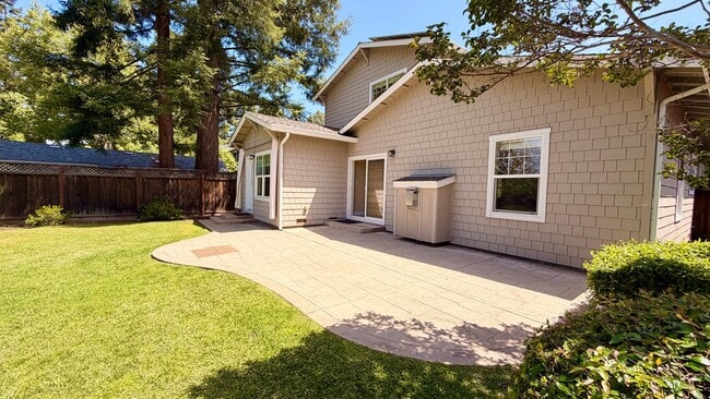 Building Photo - Desirable Mountain View 4 Bed + 3.5 Bath + Office Home. Close to Downtown Mountain View. Great Lo...