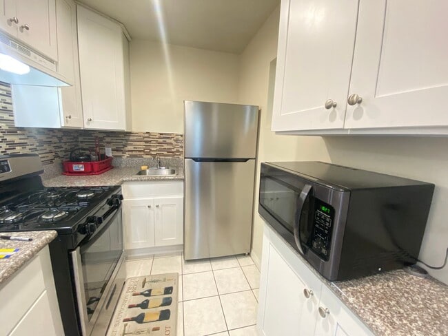 Building Photo - 2BD/1BA PB STYLE COTTAGE! LARGE EXCLUSIVE ...