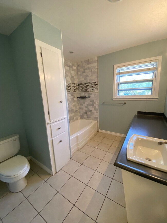 Building Photo - Large Home in a Central Location!