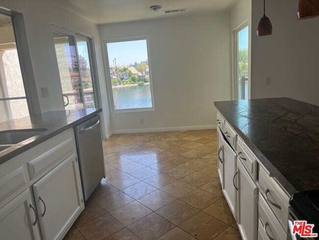 Building Photo - 4650 Park Mirasol Park