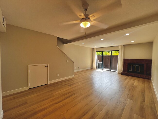 Building Photo - Updated 2-Bedroom Townhome in Novato