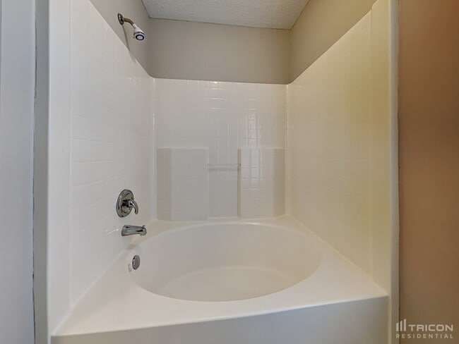 Building Photo - 165 Springway Dr
