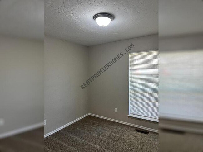 Building Photo - 9513 S Ross Ave