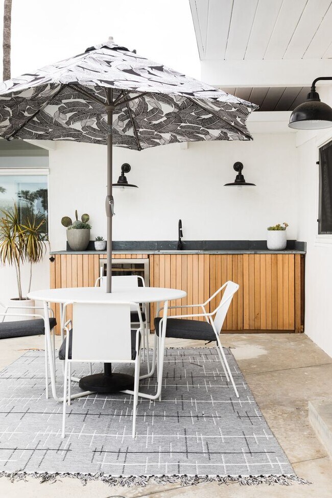Building Photo - Great private location from this Fully ren...