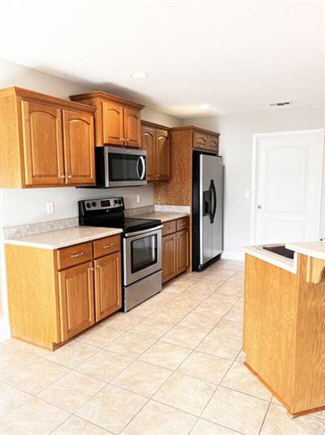 Building Photo - 4 bedroom beautiful home available August 14!!