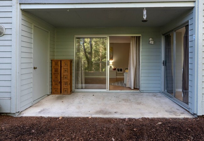 Building Photo - 2 BR 2 BA near Lake Sammamish!