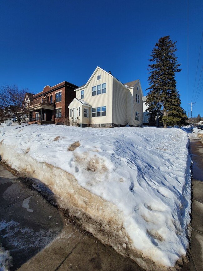 Building Photo - 731 E 7th St