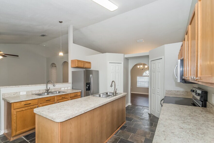 Building Photo - 12202 Glenn Hollow Dr