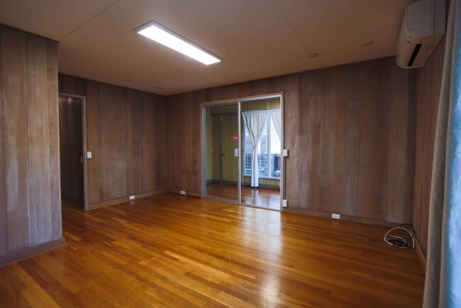 Building Photo - Well Maintained home in Manoa Valley, 3 bedrooms, 2 baths