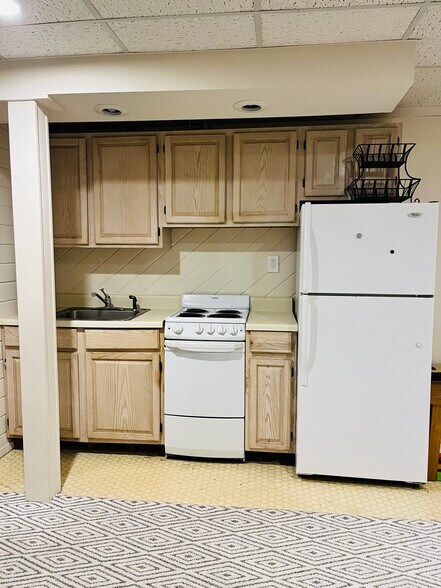 Building Photo - 8 Deer Path