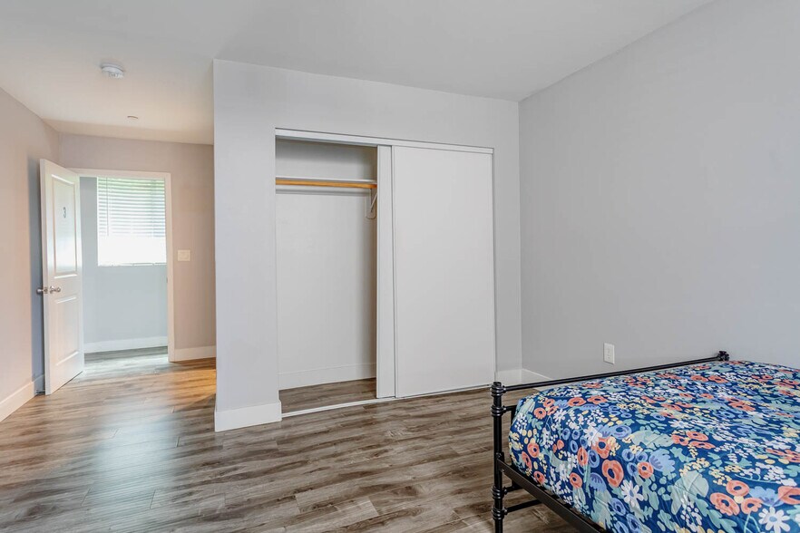 Building Photo - 1252 W 37th Dr