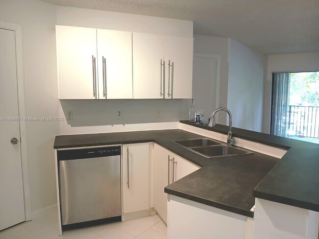 Building Photo - 9999 Summerbreeze Dr