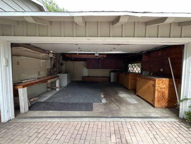 Building Photo - Encino 3+3 w/gated entry, pool + solar pan...