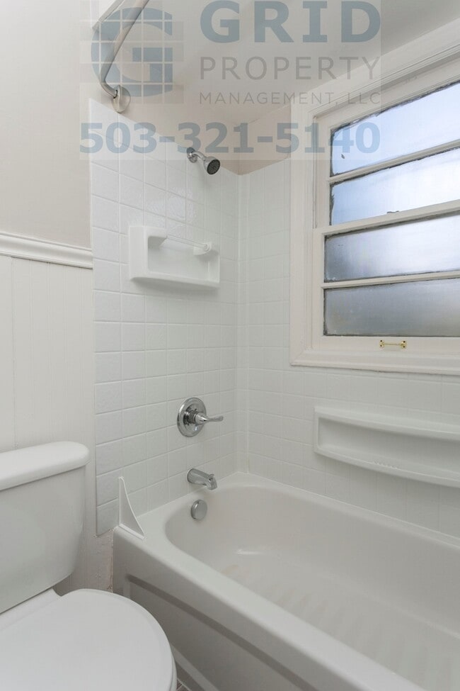 Building Photo - Spacious 3 Bedroom Home Available on Fores...