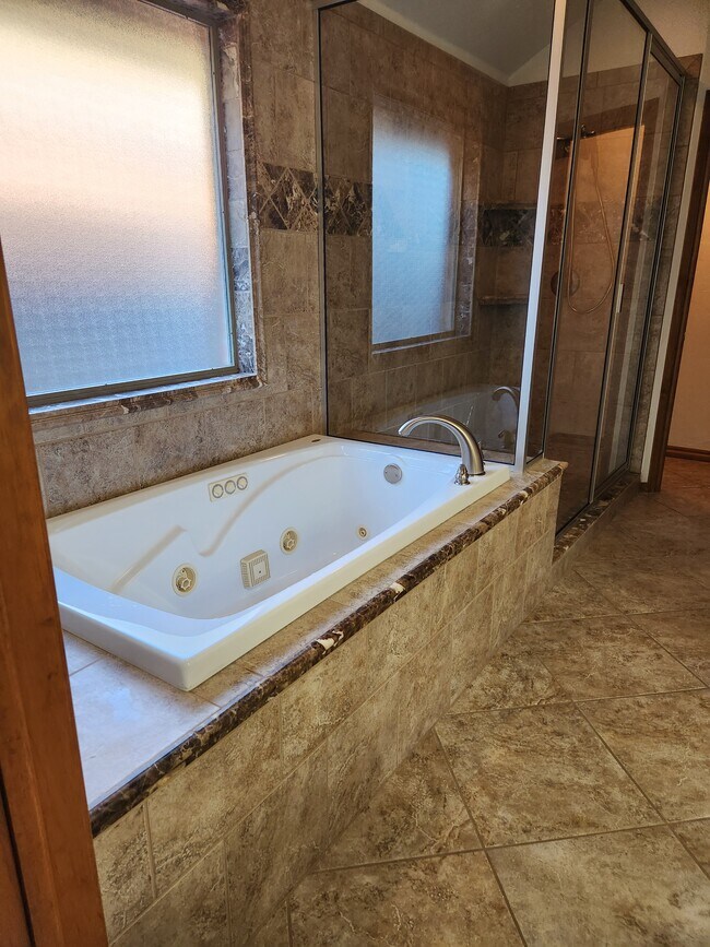 Building Photo - 3808 Kensington Dr