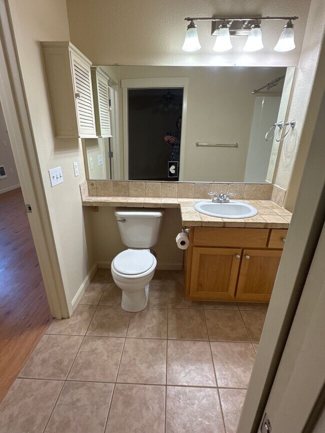 Building Photo - Beautiful 1 Bedroom 1 Bath Condo Located i...