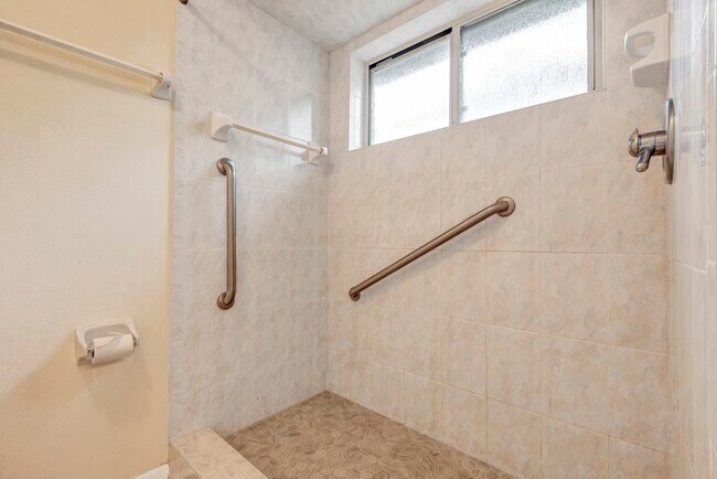 Building Photo - 17 Wishbonebush Rd