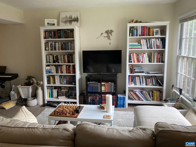 Building Photo - 2527 HYDRAULIC Rd