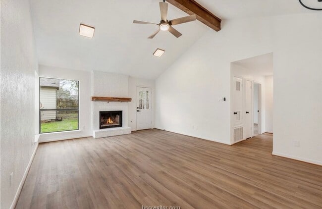 Building Photo - College Station - 3 bedroom - 2 bath house with garage and fenced back yard.