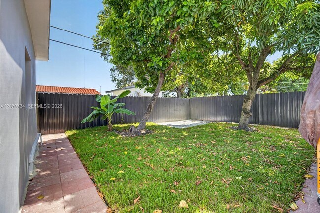 Building Photo - 1011 NW 30th Ct