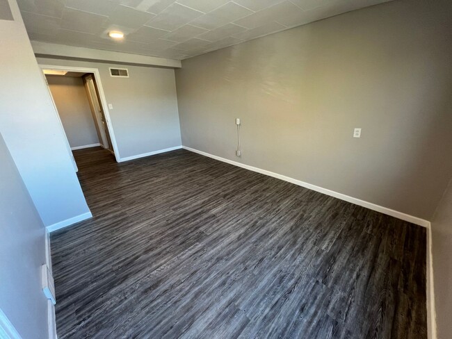 Building Photo - 2 Bedroom 1 Bath Private Apartment Above B...