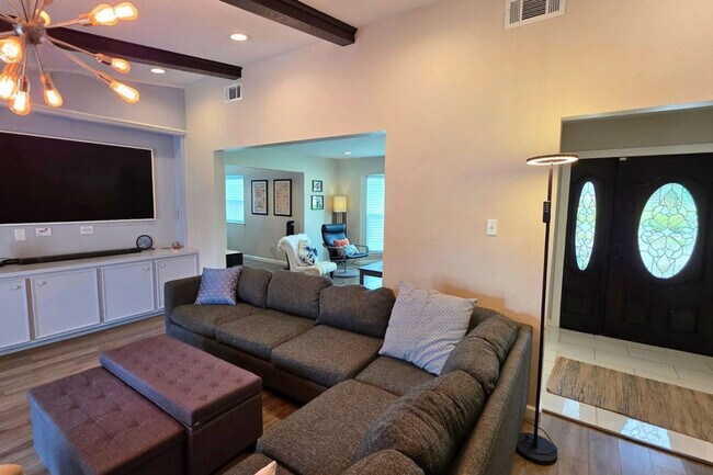 Building Photo - 1810 San Sebastian Ln