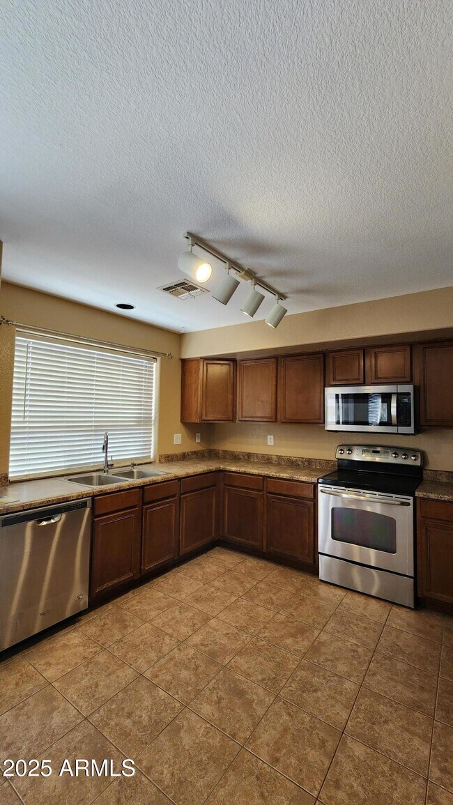Building Photo - 42553 W Michaels Dr