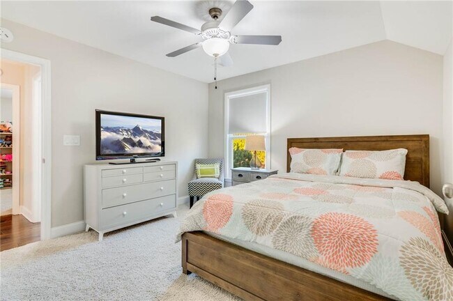 Building Photo - 1855 Kingsbury Dr