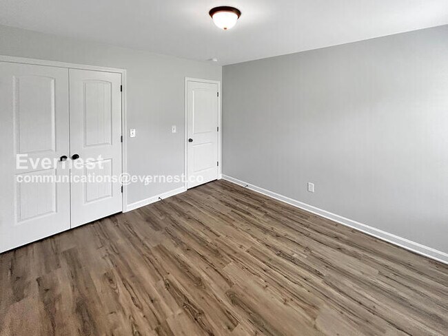 Building Photo - 322 Fenrose Dr