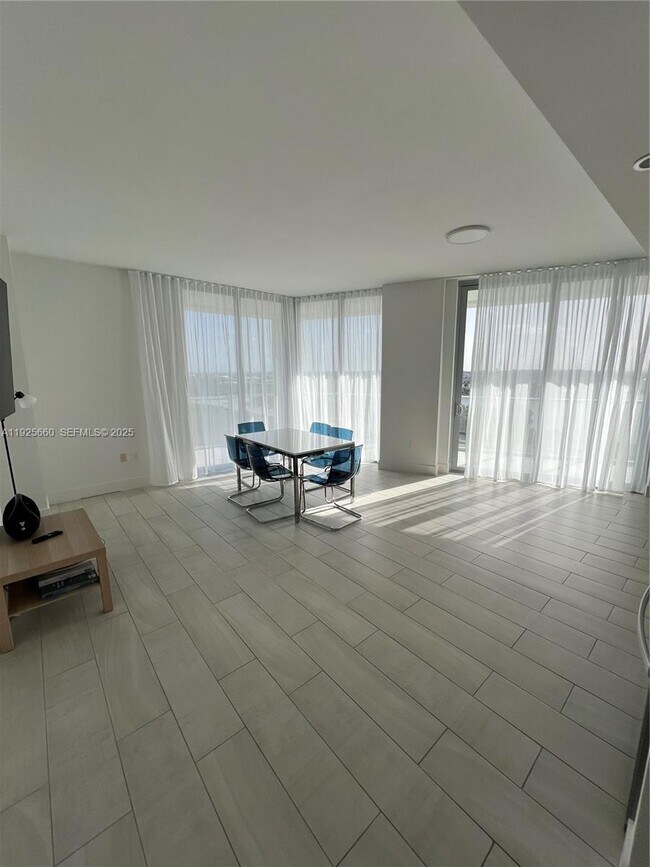 Building Photo - 2000 Metropica Wy