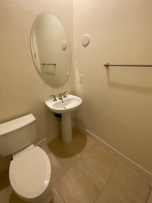 Building Photo - ALMOST NEW, SUPER CLEAN 2 BED, 2.5 BATHS, ...