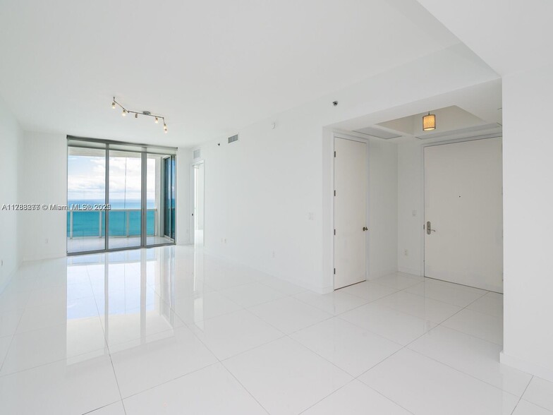 Building Photo - 15901 Collins Ave