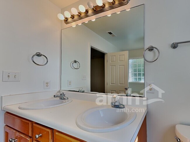 Building Photo - 2916 Filbert St