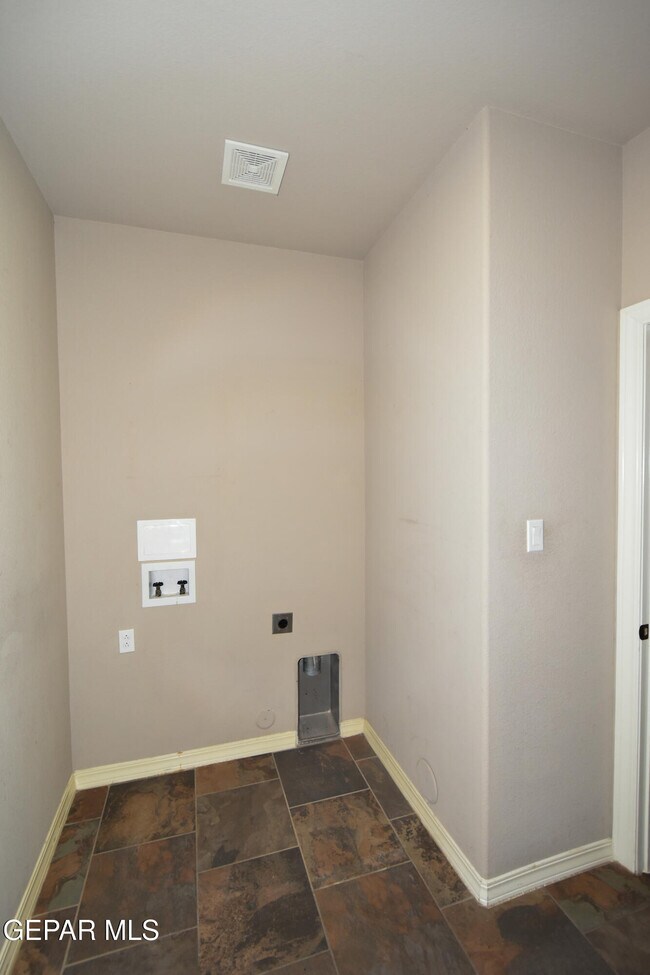 Building Photo - 300 Saltford Pl