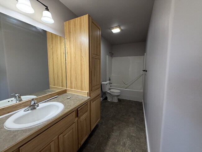 Building Photo - 3 Bed Townhome with awesome fenced yard!