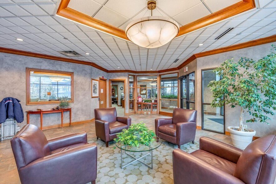 Lobby - 78 10th St E