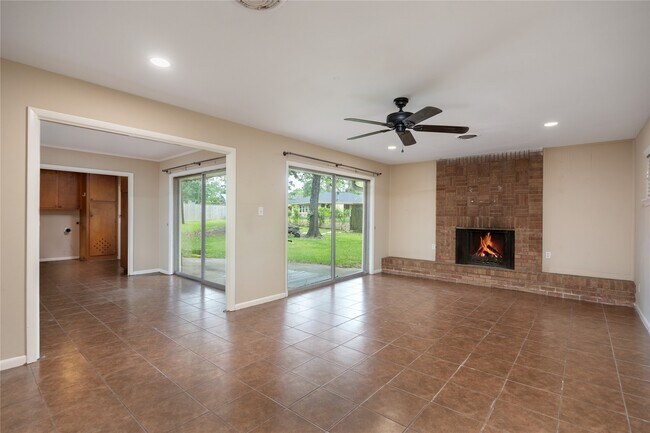 Building Photo - 2 Circle Dr