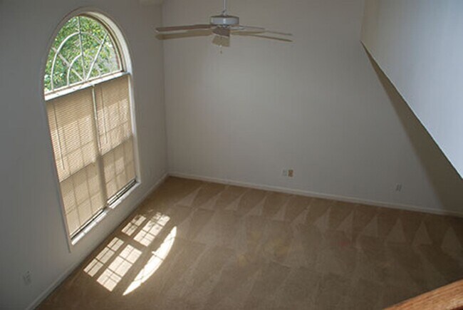Building Photo - 3 bedroom/2 bath Home GREAT location!!! Available 9/1/2026!!